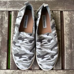 Steve Madden Women’s Gray & White Camo Slip-On Shoes - Size 9